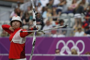 China's Fang Yuting fires an arrow in the women's archery team eliminations at the Lords Cricket Ground during the London 2012 Olympic Games July 29, 2012. REUTERS/Suhaib Salem
